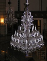 Détail d'un lustre en argent de Marie-Thérèse éteint à 48 ampoules