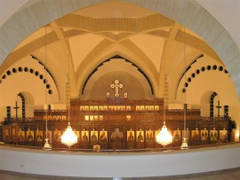 Vue des lustres suspendus au haut plafond de l'église 1