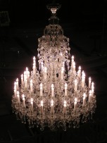 Grand lustre de Thérèse allumé.