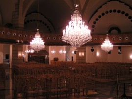 Vue des lustres thérésiens suspendus à l'intérieur de l'église Tseri