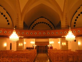 Vue des lustres suspendus au haut plafond de l'église 3