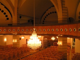 Vue des lustres suspendus au haut plafond de l'église 4