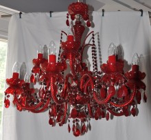 Lustre de cristal en couleur rouge foncé.