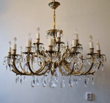 Large massive chandelier made of cast brass 24 bulbs