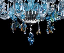 Sleněný seahorse on the chandelier - detail