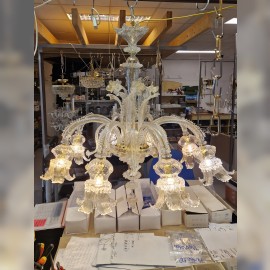 Lustre de Murano à 8 branches en verre transparent avec des paillettes d'or 24 carats