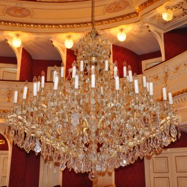 Service du lustre thérésien central à 60 flammes dans la salle de théâtre principale