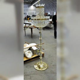 Très grand lampadaire en cristal de style Marie-Thérèse. Photo prise dans l'atelier à l'intention du client