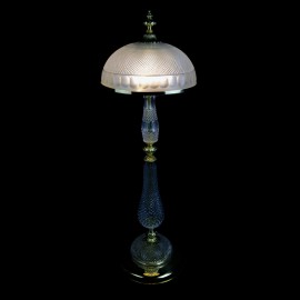 Vue d'ensemble du lampadaire - une combinaison de verre clair et sablé surmonté de moulages en laiton.