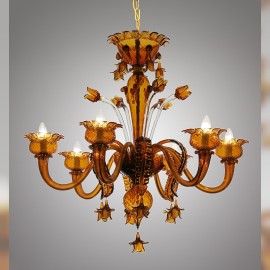 Deux modèles de lustres de Murano de couleur ambre – avec les bras orientés dans des directions opposées