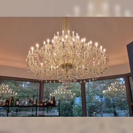 Service de lustre chez le client - un grand lustre en cristal avec 60 ampoules dans le gazebo du Café Hajecek.