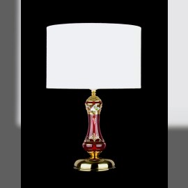 Lampe avec un abat-jour cylindrique en tissu et un socle en verre rubis