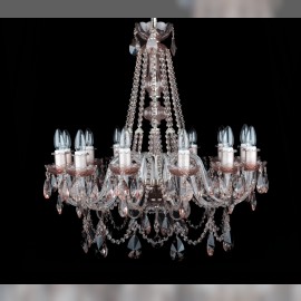 Lustre en cristal à 12 branches, de couleur rose-marron pastel.