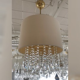 Lustre en cristal avec un grand abat-jour en textile