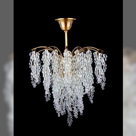 Vue générale du lustre avec des raisins en verre tressés à la main