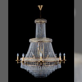 Des lustres en strass plus modernes au-dessus de l'escalier ou dans la mezzanine entre les étages