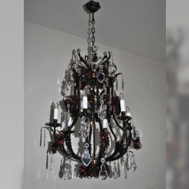 Lustre en laiton brun foncé avec garnitures en cristal plat et rosace de plafond décorative en laiton moulé.