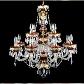 Le lustre est orné de fleurs en verre pilé (émail) sur fond doré.