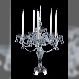 Grand chandelier en cristal sur une table en métal argenté et verre de cristal