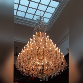 Installation d'un grand lustre thérésien avec 132 flammes dans la villa de Klinger