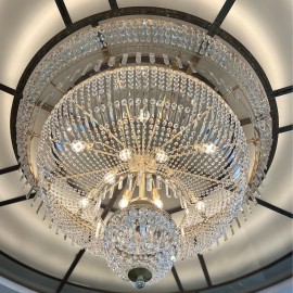 Rénovation du grand lustre central en cristal de style Art déco et d'autres luminaires en cristal pour l'hôtel Alcron de Prague.