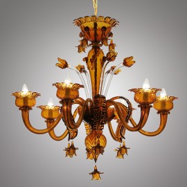 Deux modèles de lustres de Murano de couleur ambre – avec les bras orientés dans des directions opposées