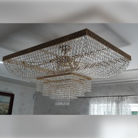 Lustre rectangulaire en cristal avec strass à l'intérieur de l'appartement