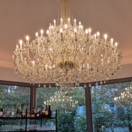 Service de lustre chez le client - un grand lustre en cristal avec 60 ampoules dans le gazebo du Café Hajecek.