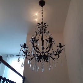 Lustre en cristal brun placé au-dessus de l'escalier de la maison familiale