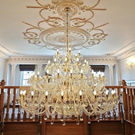 Grands lustres en strass avec des branches en verre pour les halls d'entrée