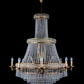 Des lustres en strass plus modernes au-dessus de l'escalier ou dans la mezzanine entre les étages