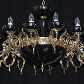 Luxusní zakázkový černý lustr s 16-ti mosaznými zdobnými rameny