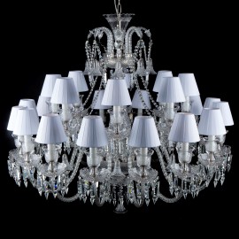 Comparaison de deux grands lustres dans le style de la Bohème de Baccarat