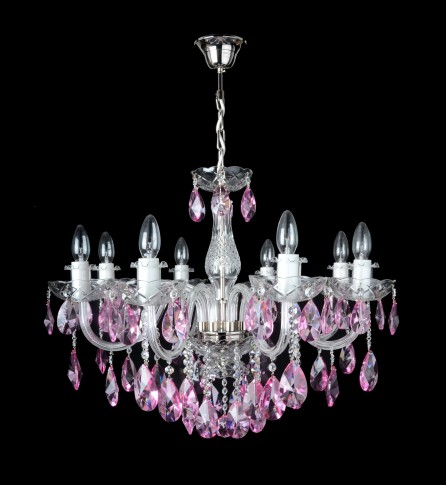 Lustre en cristal violet à 8 branches, avec des branches en verre lisse et des pendants en forme d'amandes taillées dans du cristal violet et fuchsia. Finition métal argenté.
