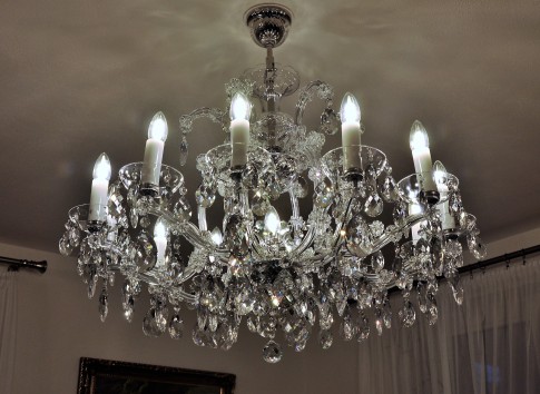 Vue générale d'un lustre thérésien en argent avec un ajustement pour le plafond inférieur