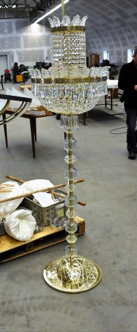 Très grand lampadaire en cristal de style Marie-Thérèse. Photo prise dans l'atelier à l'intention du client