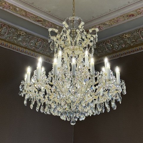 Lustre « Marie-Thérèse » à 24 + 1 ampoules, avec des amandes en cristal, en laiton doré brillant