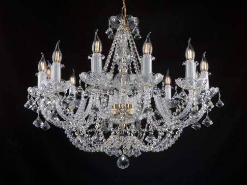 Lustre en cristal très large et en même temps très bas avec des pyramides taillées