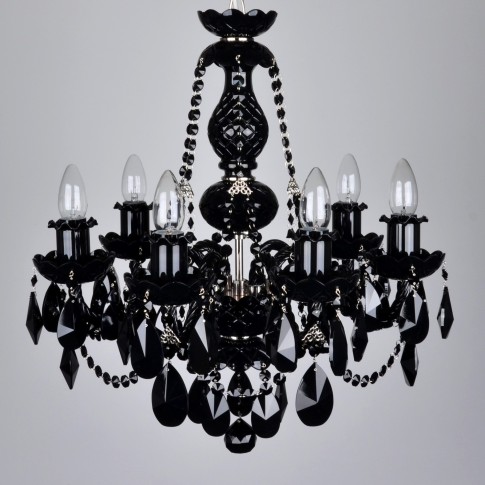 Le lustre à 6 branches en cristal argenté avec des amandes noires et des chaînes en cristal noir.
