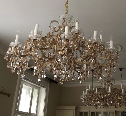 Large 18 flames Maria Theresa chandelier in color of honey
