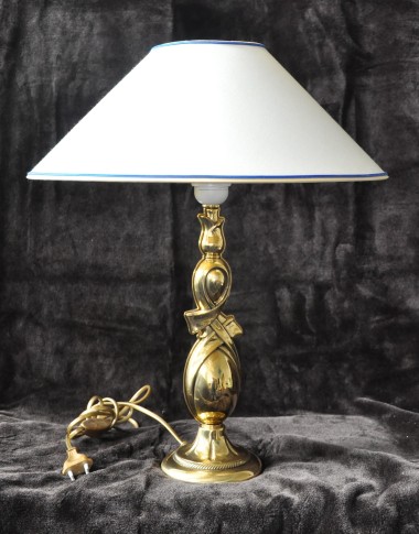 1 Bulb Cast brass  table lamp with wide  white lampshade