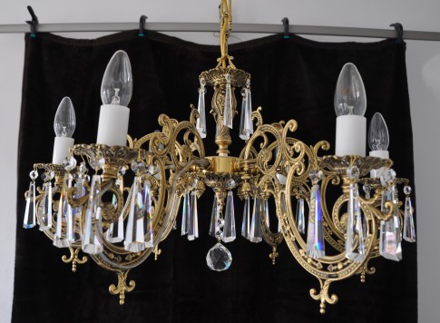 Lustre à 6 bras en laiton moulé avec des sabots en cristal taillé