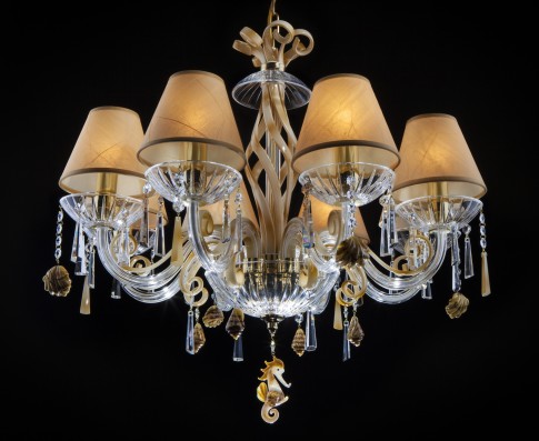 Lustre en cristal beige avec abat-jour et coquillages