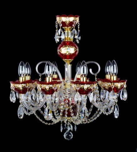 Un lustre en cristal rouge rubis de taille moyenne