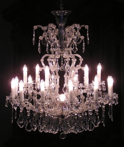 Lustre en cristal de Marie-Thérèse à 18 flammes en argent avec des pendeloques en cristal
