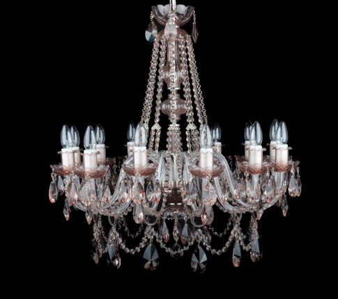 Lustre en cristal à 12 branches, de couleur rose-marron pastel.