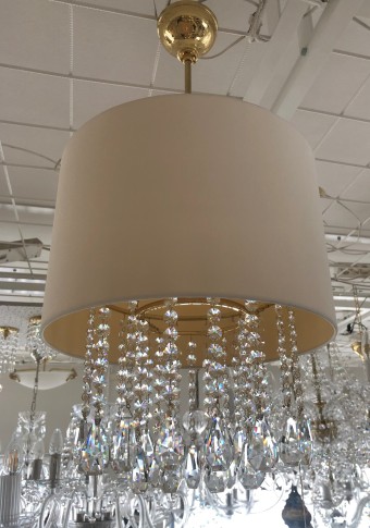 Lustre en cristal avec un grand abat-jour en textile