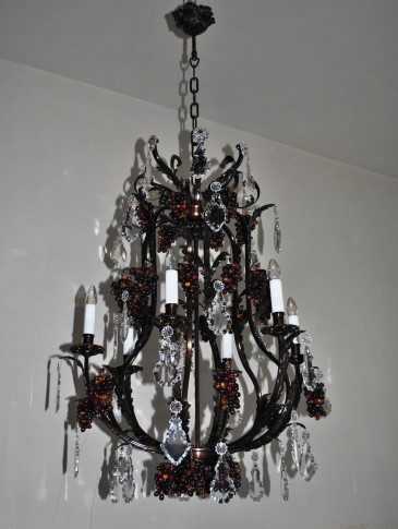Lustre en laiton brun foncé avec garnitures en cristal plat et rosace de plafond décorative en laiton moulé.