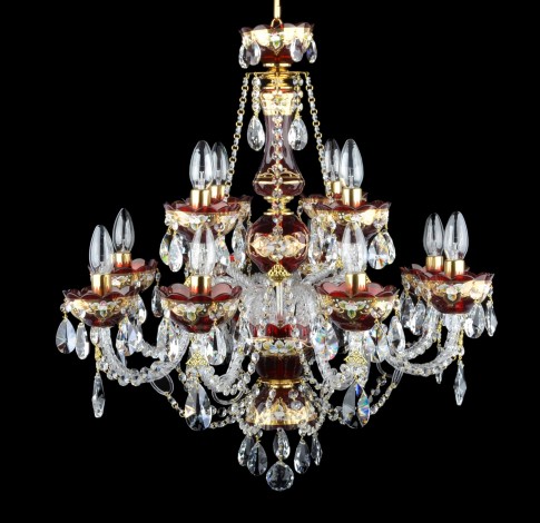 Le lustre est orné de fleurs en verre pilé (émail) sur fond doré.