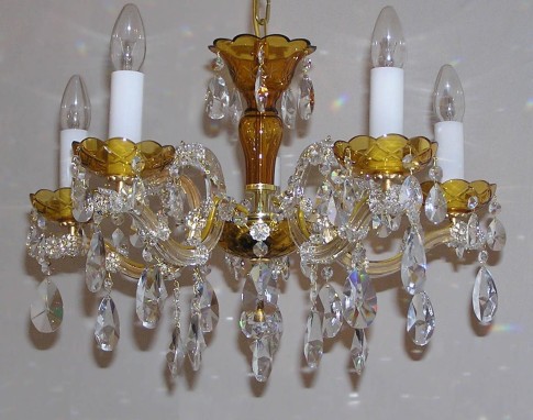 Lustre à 5 flammes en cristal de Marie-Thérèse coloré avec des amandes taillées - verre en AMBRE